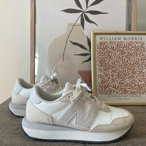 New Balance Women's 237 Sneaker WHITE/GREY size 6